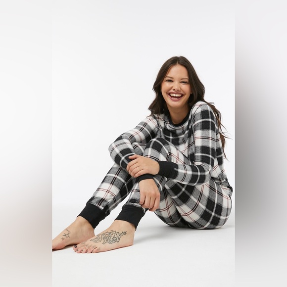 Ardene Plaid Skinny Jogger Pj Set / NWT - Picture 1 of 10
